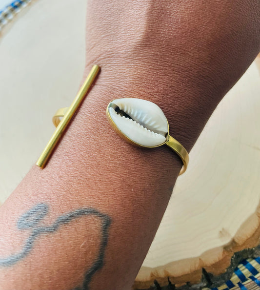 Cowrie Shell bracelet - adjustable